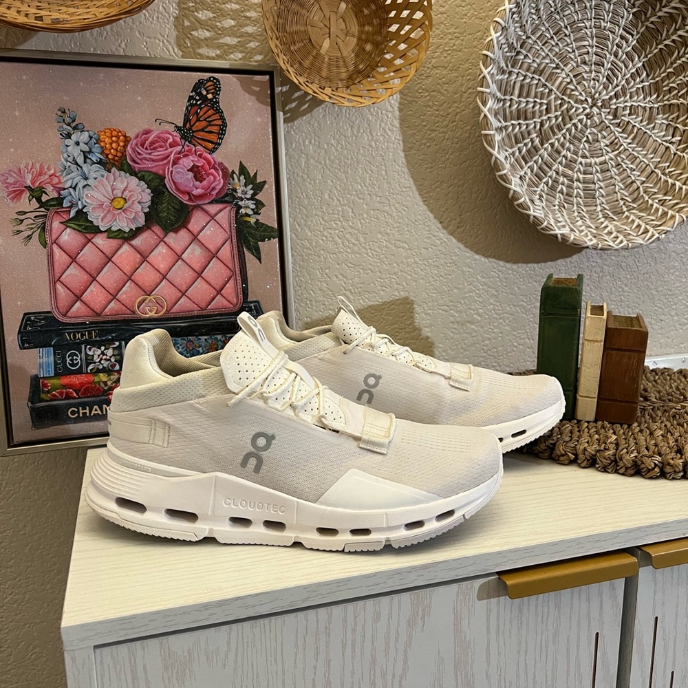 EUC- On Cloud Running white Sneakers